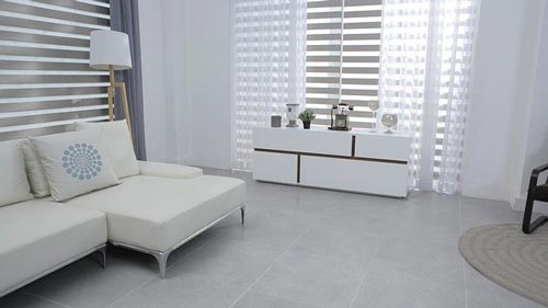 Bonita habitación con cortinas y estores